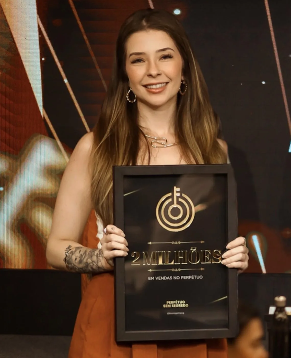 Carol com a placa